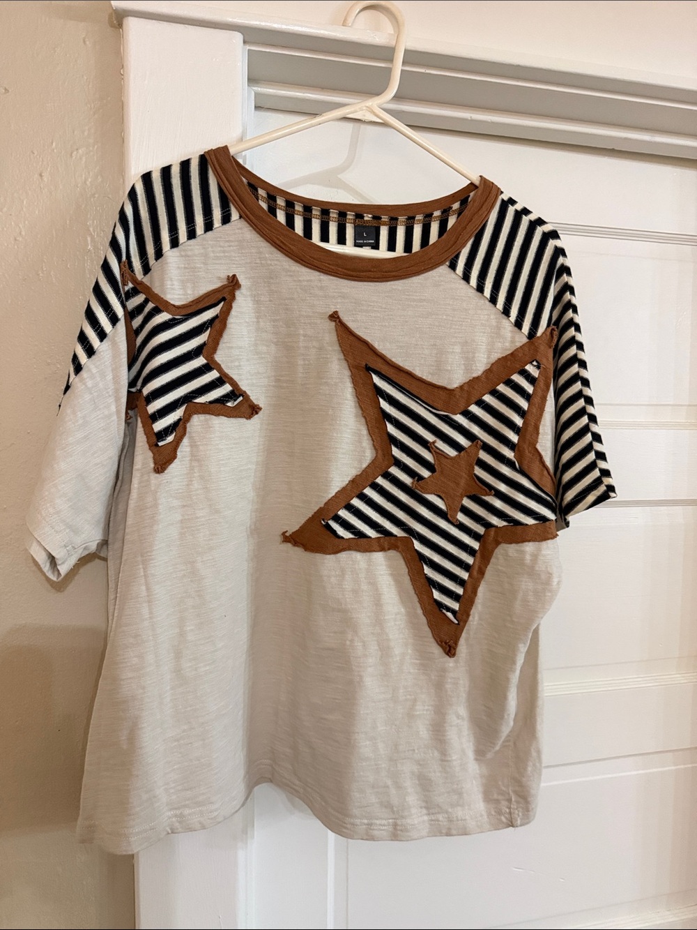 Looks like Sage & Fig Brand Women’s Beige Short-Sleeve Star Appliqué Tee Sz Larg